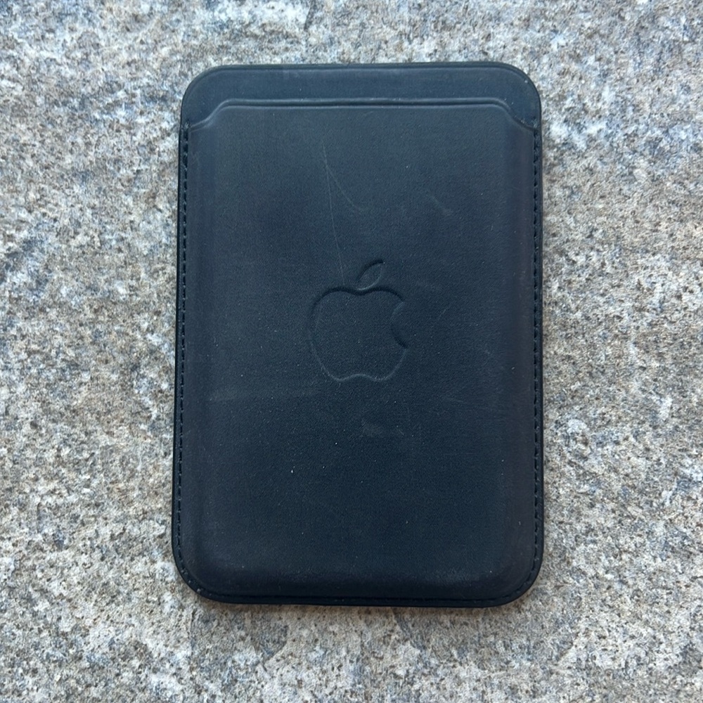 Apple IPhone finewoven wallet with mag safe